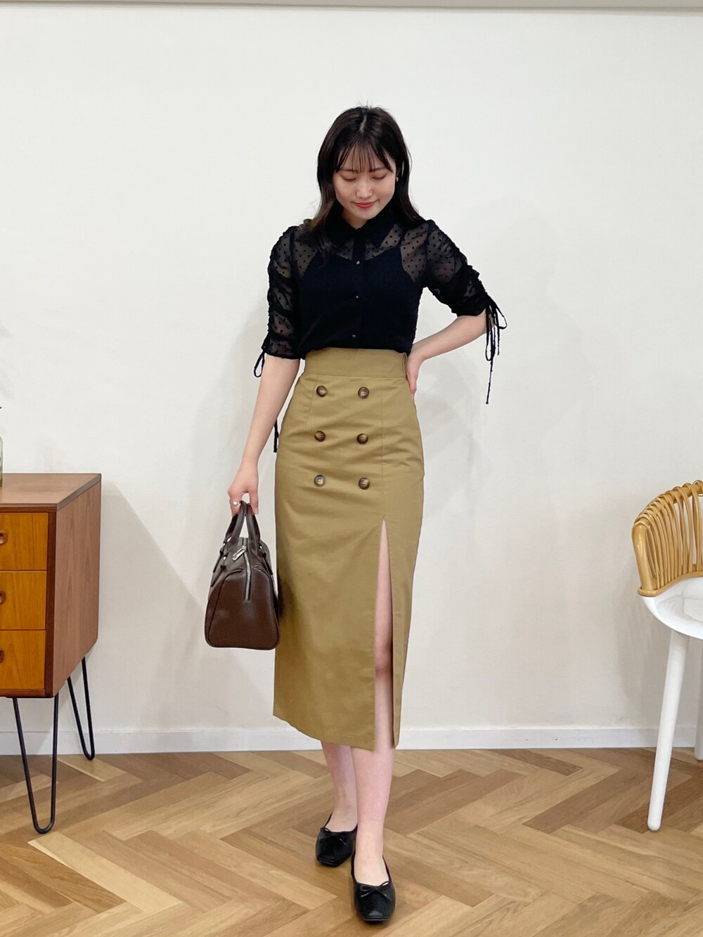 「夏コーデ、大人かわいい、大人ガーリー、高身長女子、高身長コーデ、スリットスカート、シアーシャツ、シースルー、トレンチスカート、ボストンバッグ、プチプラ、プチプラコーデ、ドットブラウス、ロングスカート、タイトスカート」｜「EPIMI E'PIMMYのドビードットショルダードロストブラウス（シャツ/ブラウス、ブラック系）」を使った、EPIMI ÉPIMMYさん（レディース・164cm）の春コーディネートの1枚目の写真