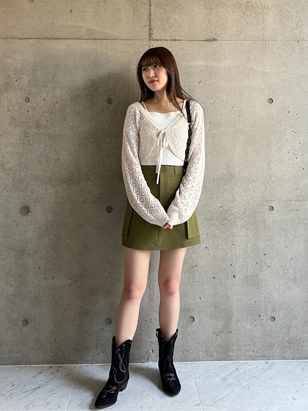「プチプラ、ストリート、春服みてみて、ショートブーツ、休日スタイル、春コーデ、ショルダーバッグ、韓国ファッション、ベージュ、カーディガン、骨格ウェーブ、淡色コーデ、カーゴスカート、レイヤードスタイル、ボレロ」｜「EPIMI E'PIMMYの透かし編みショートボレロカーディガン（カーディガン/ボレロ、ホワイト系）」を使った、EPIMI ÉPIMMYさん（レディース・164cm）の春コーディネートの1枚目の写真