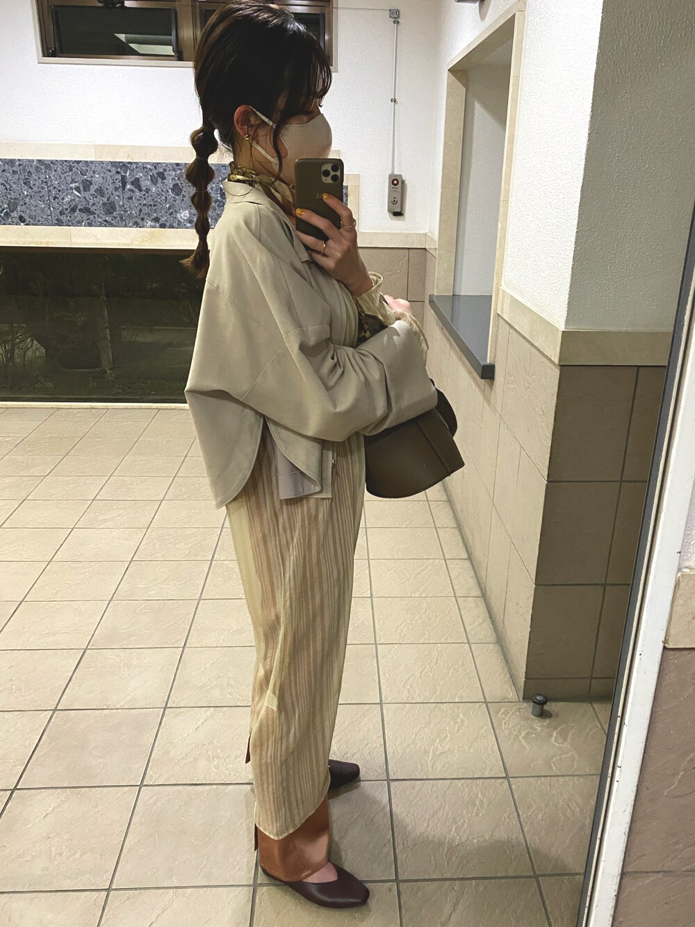 「ごきげんウィーク、ロングワンピース、おでかけ、カフェ、春コーデ、スカーフ、アップスタイル、パンプス、ベージュ、淡色コーデ、シアーワンピース、ピンク」｜「Amiurのstripe sheer layered ops（ワンピース、ホワイト系）」を使った、m i z u k iさん（レディース・160cm）の春コーディネートの1枚目の写真
