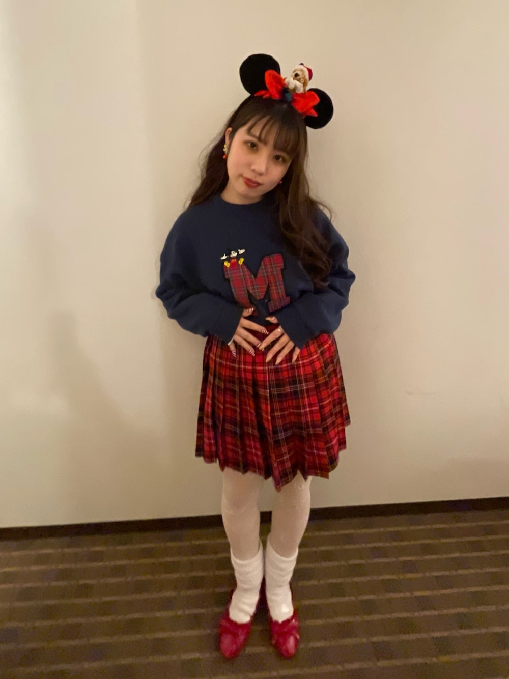 「ディズニーコーデ、ディズニー、スウェット、スウェットコーデ、ネイビー、チェックスカート、ギンガムチェック、ギンガムチェックスカート、ミニスカート、柄タイツ、ルーズソックス、バレエシューズ、バレエシューズ×ソックス、冬コーデ、クリスマスに着たい服」｜「VINTAGEのアイテム（スウェット、ブルー系）」を使った、𝘴𝘦𝘯𝘢さん（レディース・149cm）の春コーディネートの1枚目の写真