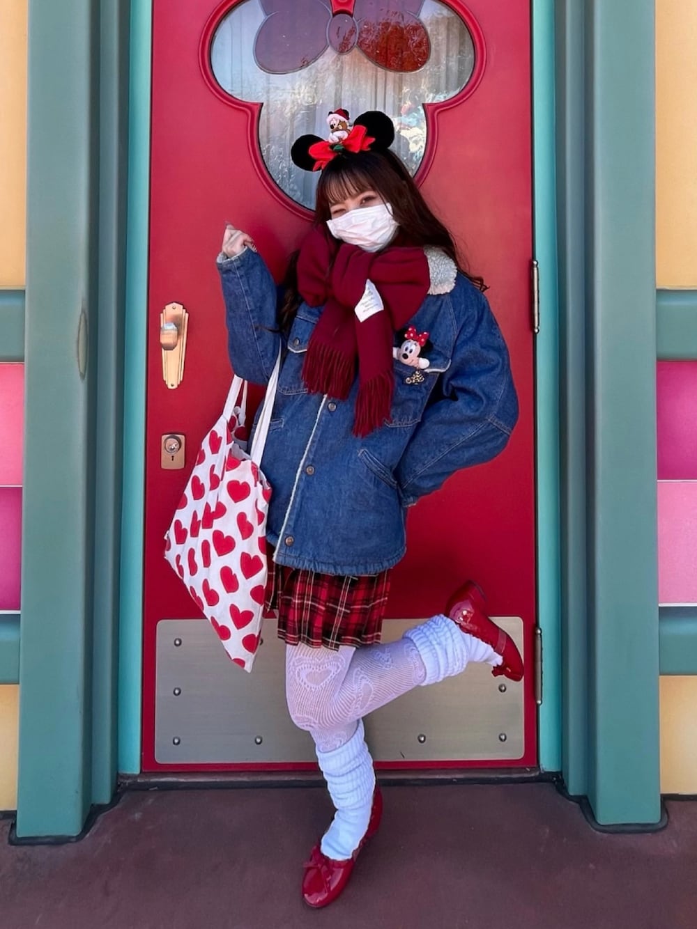 「ディズニーコーデ、ディズニーランド、クリスマスコーデ、赤コーデ、ギンガムチェック、ギンガムチェックスカート、バレエシューズ、ルーズソックス、タイツ、タイツ×靴下、ジージャン、デニムジャケット、ミニー、マフラー、マフラーぐるぐる」｜「KINJIのアイテム（デニムジャケット、ブルー系）」を使った、𝘴𝘦𝘯𝘢さん（レディース・149cm）の冬コーディネートの1枚目の写真