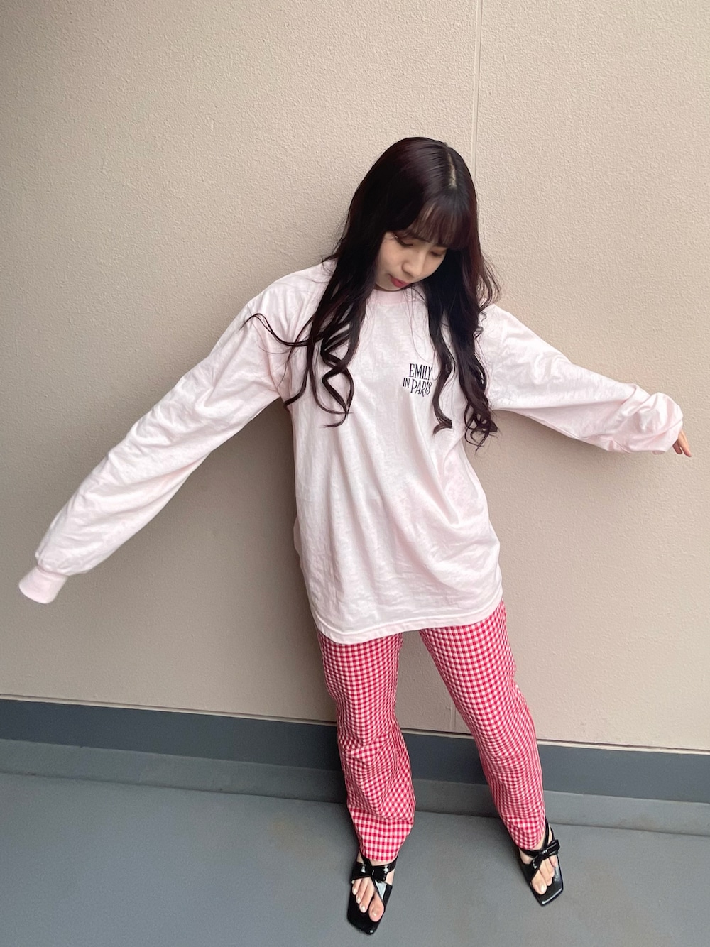 「秋冬コーデ、秋服、着回しコーデ、シンプルスタイル、ロンT、ピンク、ピンクコーデ、チェック、ギンガムチェック、チェックパンツ、フレアパンツ、ZARA、ガーリー、ガーリーコーデ、フレンチガーリー」｜「HeatherのEMILY IN PARISフォトロンT　156865（Tシャツ/カットソー、ホワイト系）」を使った、𝘴𝘦𝘯𝘢さん（レディース・149cm）の秋コーディネートの1枚目の写真