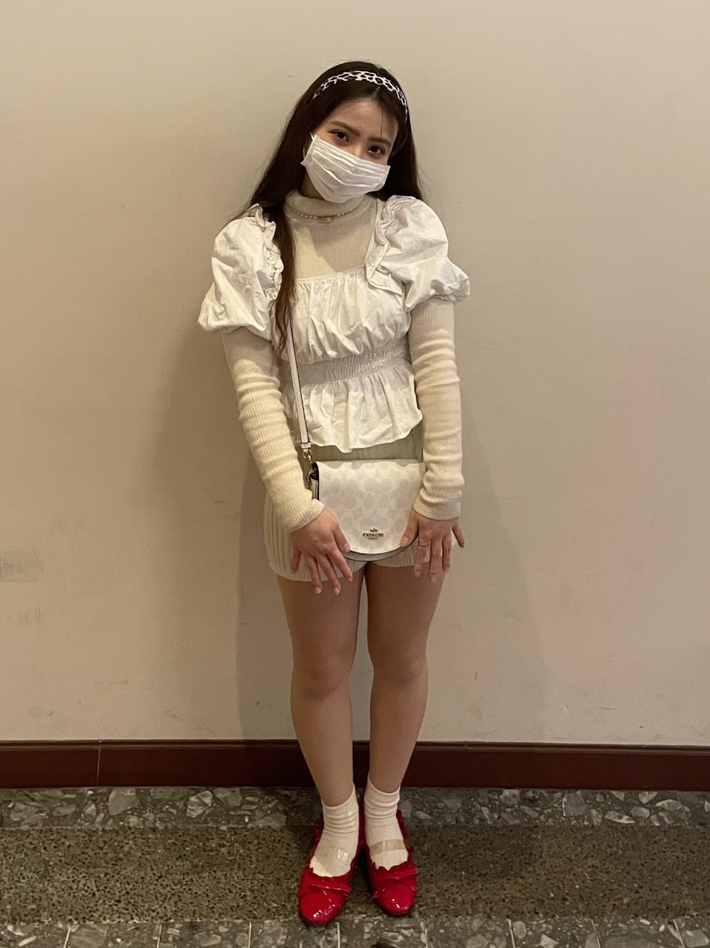 「休日コーデ、春服コーデ、おしゃれさんと繋がりたい、バレエシューズ、ニット、タートルネック、リブニット、ニットパンツ、ブラウス、スクエアネック(ネック)、レイヤードスタイル、レイヤード、カチューシャ、Vivienne Westwood、ガーリーコーデ」｜「MIRO AMURETTEのアイテム（バレエシューズ、レッド系）」を使った、𝘴𝘦𝘯𝘢さん（レディース・149cm）の春コーディネートの1枚目の写真
