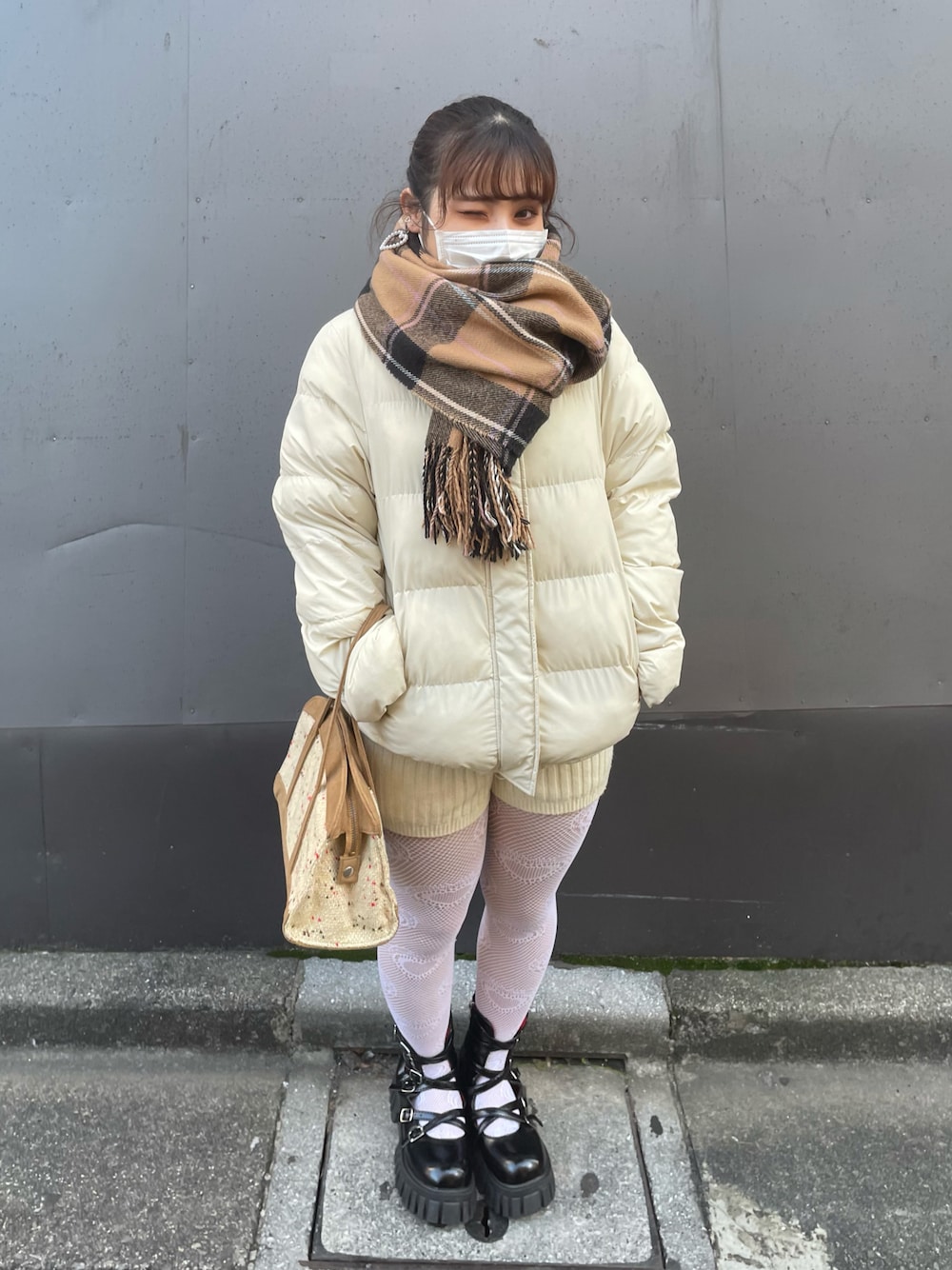 「服とコスメでなりたい自分に、クリスマスに着たい服、フレンチガーリー、チェックマフラー、マフラー、ジャケット、ホワイト、ホワイトコーデ、ポニーテール、ニットパンツ、柄タイツ、タイツ、ブーツ、ブーツスタイル、マフラーぐるぐる」｜「SPINNSのチェック柄ビッグストール（マフラー、ベージュ系）」を使った、𝘴𝘦𝘯𝘢さん（レディース・149cm）の冬コーディネートの1枚目の写真