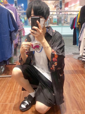 「ADRER（アドラー）のtwo tuck side zip wide short pants/ツータックサイドジップワイドショートパンツ（その他パンツ、ブラック系）」を使った、プチプラのかぴばらさんさん（メンズ・163cm）の夏コーディネート