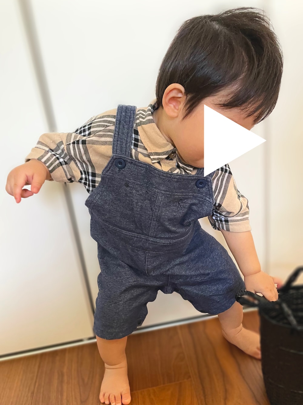 「キッズファッション、むすこーで、休日コーデ、おとこのこーで、おとこのこ、オーバーオール、POLO、しまむら、組曲、1歳、1歳1ヶ月、男の子ベビー、チェックシャツ、ベビーコーデ」｜「組曲のアイテム（サロペット/オーバーオール、ブルー系）」を使った、𝚖𝚒𝚣𝚞☻︎　  さん（キッズ・70cm）の秋コーディネートの1枚目の写真