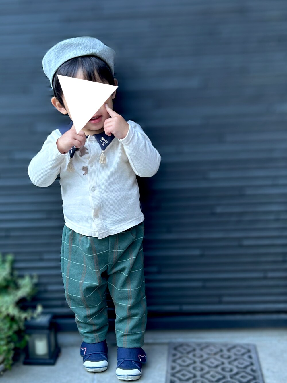 「ファッションを楽しもう、休日スタイル、男の子コーデ、2歳男の子、バースデイ、男の子、2歳、2歳2ヶ月、ベレー帽、Combi mini、パシオス、ampersand、カーディガン、チェックパンツ、むすこーで」｜「Ampersandの/サーモベレー（ハンチング/ベレー帽、グレー系）」を使った、𝚖𝚒𝚣𝚞☻︎　  さん（キッズ・80cm）の秋コーディネートの1枚目の写真