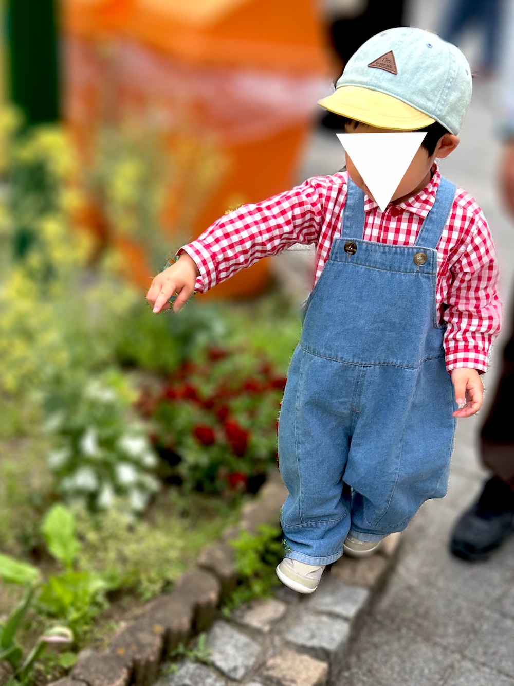 「休日コーデ、むすこーで、男の子コーデ、男の子、2歳、キッズファッション、2歳7ヶ月、2歳男の子、broom、チェックシャツ、オーバーオール、赤チェック、キャップ、サロペット、公園スタイル」｜「b・ROOMのデニムバイカラーキャップ（キャップ、イエロー系）」を使った、𝚖𝚒𝚣𝚞☻︎　  さん（キッズ・80cm）の春コーディネートの1枚目の写真