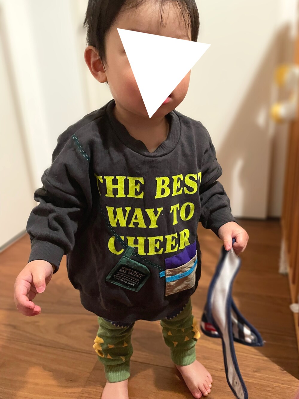 「キッズファッション、男の子コーデ、保育園、1歳、1歳3ヶ月、１歳男の子、男の子ベビー、ベビーコーデ、BREEZE、西松屋、保育園コーデ、レギンス、恐竜、プチプラ、おとこのこ」｜「BREEZEのサコッシュ付きトレーナー（スウェット、グレー系）」を使った、𝚖𝚒𝚣𝚞☻︎　  さん（キッズ・70cm）の冬コーディネートの1枚目の写真