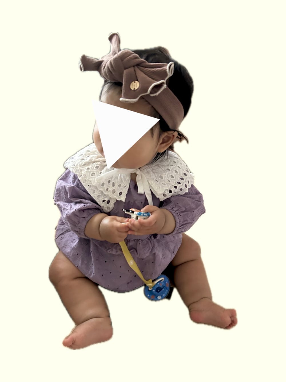 「お出かけコーデ、春コーデ、休日スタイル、むすめコーデ、０歳、ベビー、ベビーコーデ、女の子ベビー、petit main、ロンパース、つけ襟、ヘアバンド、8ヶ月、むすめ服、プティマイン」｜「apres les coursのリブヘアバンド（ヘアバンド、ブラウン系）」を使った、𝚖𝚒𝚣𝚞☻︎　  さん（キッズ・60cm）の春コーディネートの1枚目の写真
