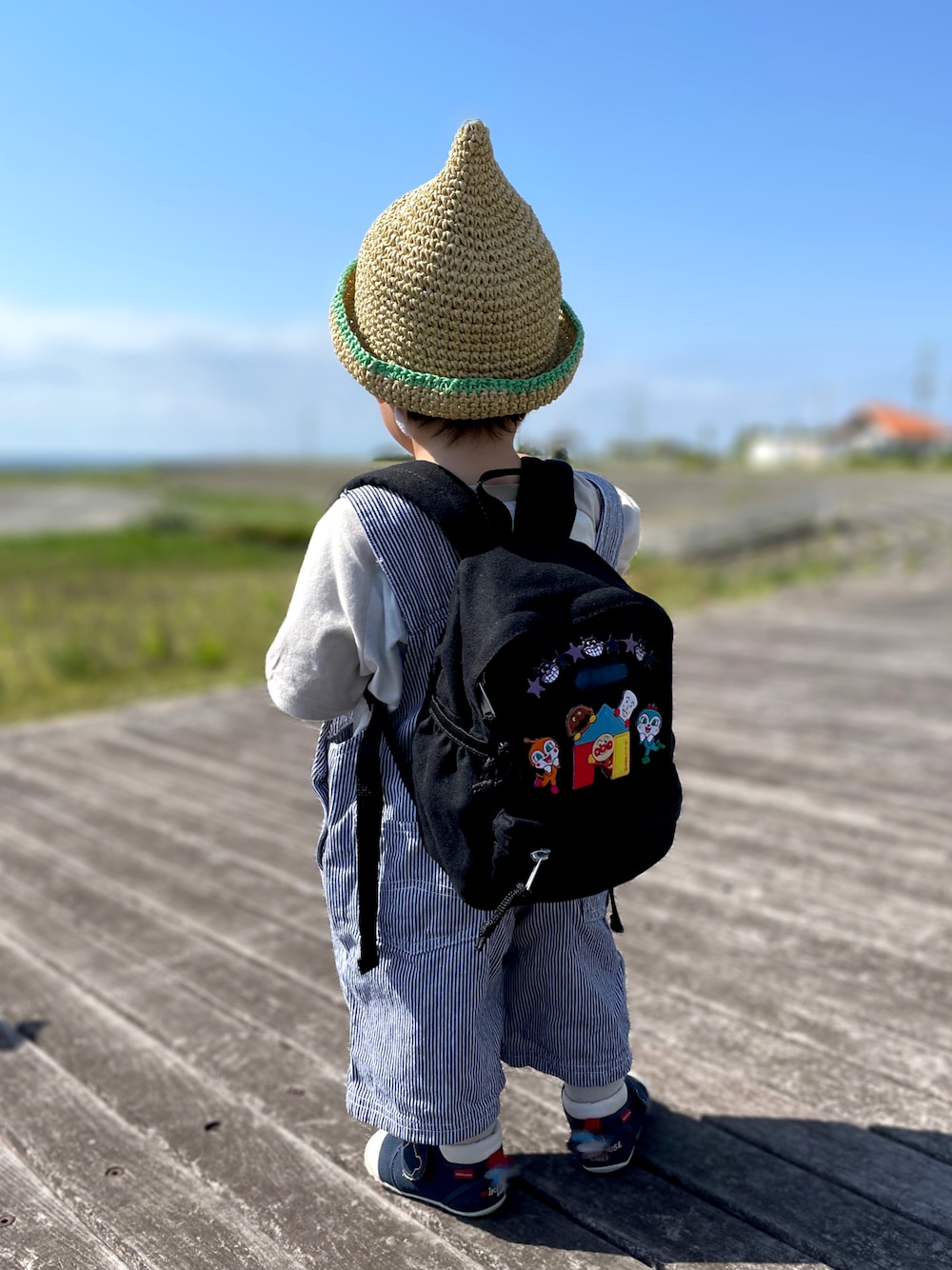 「GWコーデ、男の子、キッズコーデ、Tシャツ、オーバーオール、おとこのこ、リュック、1歳、１歳８ヶ月、１歳男の子、むぎわら帽子、トンガリ帽子、サロペット、西松屋、アンパンマン」｜「MIKI HOUSEのセカンドベビーシューズ（スニーカー、ブルー系）」を使った、𝚖𝚒𝚣𝚞☻︎　  さん（キッズ・80cm）の春コーディネートの1枚目の写真