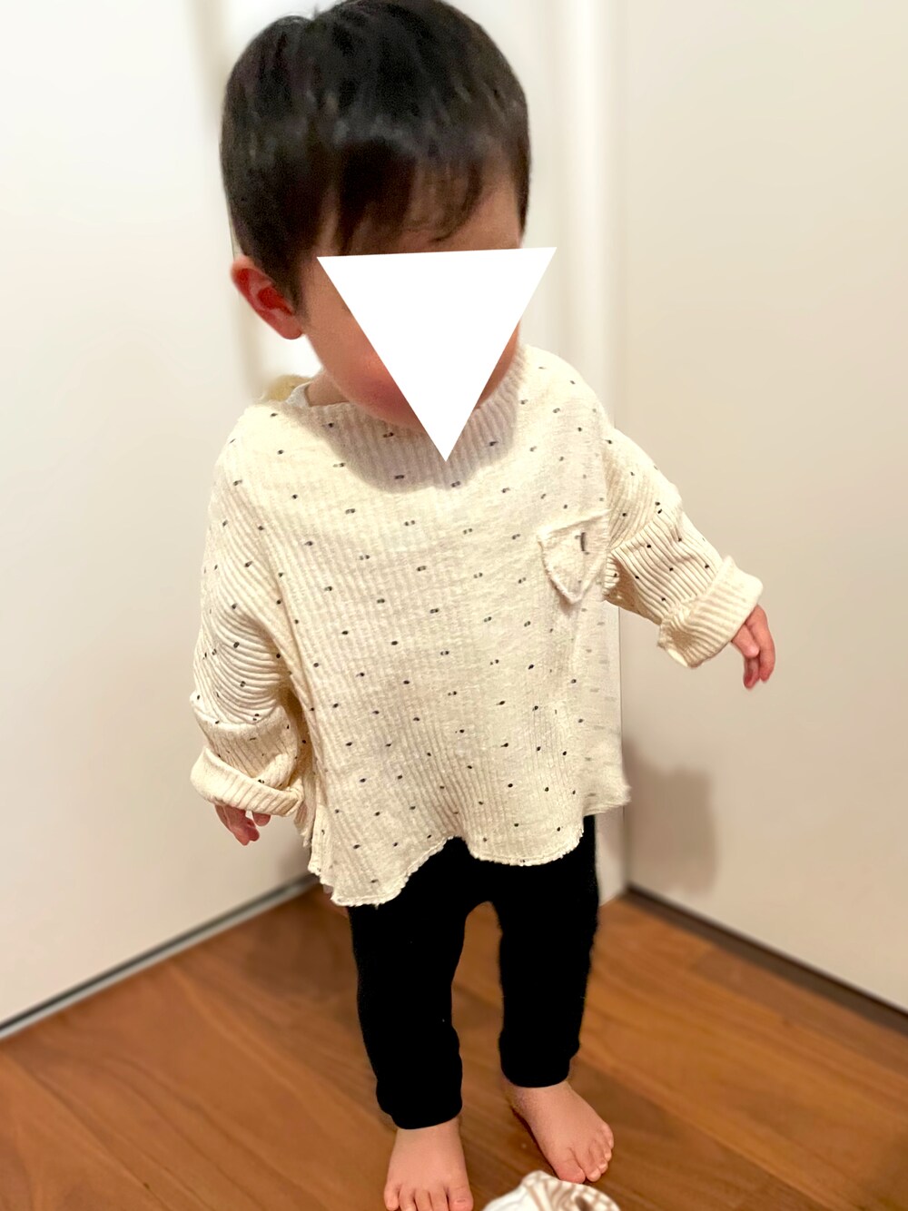 「モノトーン、レギンス、1歳、シンプルスタイル、むすこーで、保育園、保育園コーデ、1歳3ヶ月、ベビーコーデ、男の子ベビー、１歳男の子、ユニクロ、ユニクロレギンス、アプレレクール、おしりプリント」｜「apres les coursのWEB限定 スラブリブTシャツ（Tシャツ/カットソー、その他）」を使った、𝚖𝚒𝚣𝚞☻︎　  さん（キッズ・70cm）の冬コーディネートの1枚目の写真