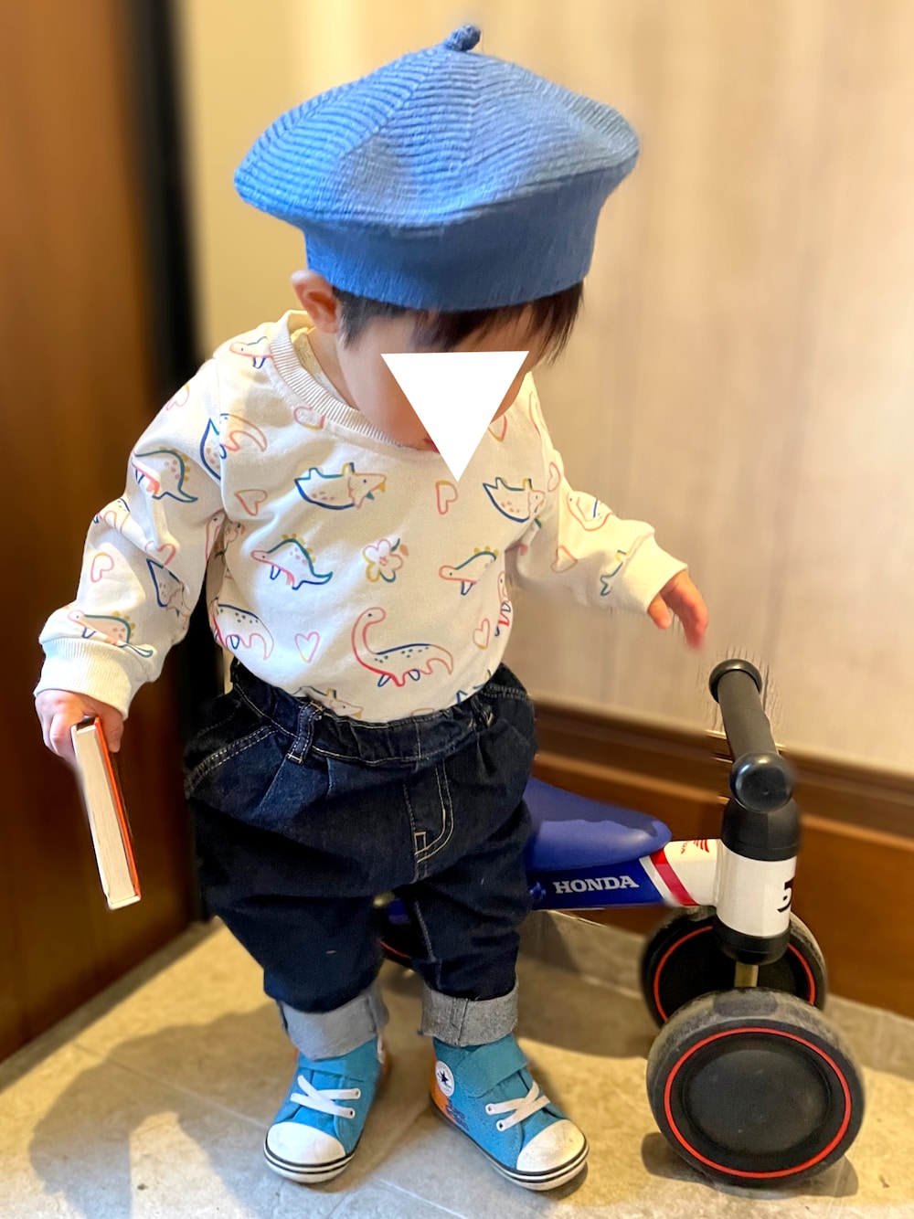 「保育園コーデ、おとこのこ、1歳、1歳5ヶ月、男の子ベビー、ベビーコーデ、保育園、ベレー帽、shein、恐竜、デニムパンツ、converse、１歳男の子、韓国子供服、markey's」｜「韓国子供服のアイテム（ハンチング/ベレー帽、ブルー系）」を使った、𝚖𝚒𝚣𝚞☻︎　  さん（キッズ・70cm）の冬コーディネートの1枚目の写真
