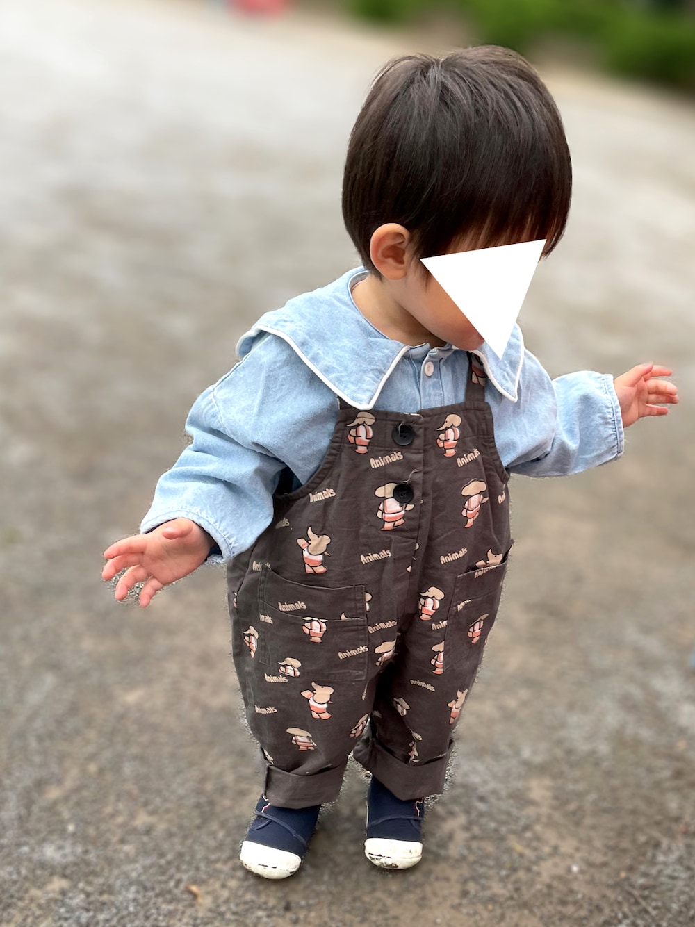 「スニーカー、休日スタイル、お出かけコーデ日記、1歳、韓国子供服、男の子、サロペット、１歳８ヶ月、１歳男の子、バースデイ、セーラーカラー、オーバーオール、ミキハウス、aimoha(aimoha)、ゾウさん」｜「MIKI HOUSEのセカンドベビーシューズ（スニーカー、ブルー系）」を使った、𝚖𝚒𝚣𝚞☻︎　  さん（キッズ・80cm）の春コーディネートの1枚目の写真