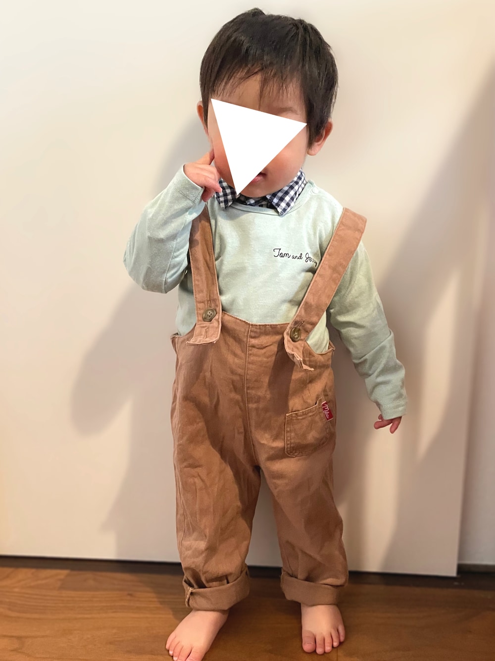 「男の子ファッション、キッズコーデ、プチプラ、春色、ギンガムチェック、子供服、1歳、1歳5ヶ月、１歳男の子、男の子ベビー、ベビーコーデ、サロペット、アカチャンホンポ、しまむら、トムとジェリー」｜「しまむらのアイテム（サロペット/オーバーオール、ブラウン系）」を使った、𝚖𝚒𝚣𝚞☻︎　  さん（キッズ・70cm）の冬コーディネートの1枚目の写真