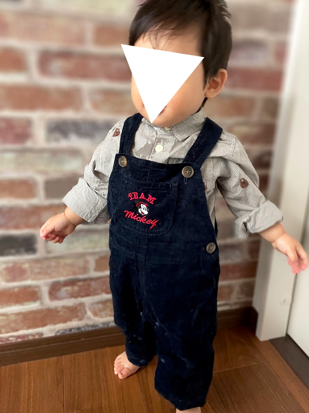「休日スタイル、キッズファッション、サロペット、マーキーズ、markey's、おとこのこ、1歳、1歳1ヶ月、petit main、ミッキー、シャツスタイル、オーバーオール、男の子ベビー、ベビーコーデ、big field」｜「petit mainのアイテム（サロペット/オーバーオール、ブラック系）」を使った、𝚖𝚒𝚣𝚞☻︎　  さん（キッズ・70cm）の秋コーディネートの1枚目の写真