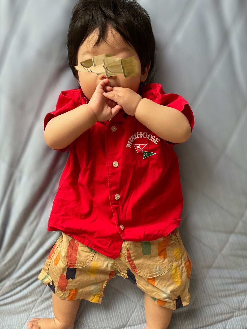 「生後9ヶ月、男の子ベビー、ベビーコーデ、おとこのこ、赤、カラーシャツ、ミキハウス、赤シャツ、ハーフパンツ」｜「MIKI HOUSEのアイテム（シャツ/ブラウス、レッド系）」を使った、𝚖𝚒𝚣𝚞☻︎　  さん（キッズ・70cm）の夏コーディネートの1枚目の写真