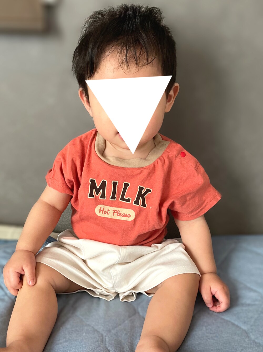 「タックイン、男の子、夏、BREEZE、男の子コーデ、おとこのこ、生後11ヶ月、０歳、moimoln、Tシャツ、白パンツ、保育園、保育園コーデ、オレンジTシャツ、ベビーコーデ」｜「BREEZEのTシャツ&サロペットセット（ロンパース、オレンジ系）」を使った、𝚖𝚒𝚣𝚞☻︎　  さん（キッズ・70cm）の夏コーディネートの1枚目の写真