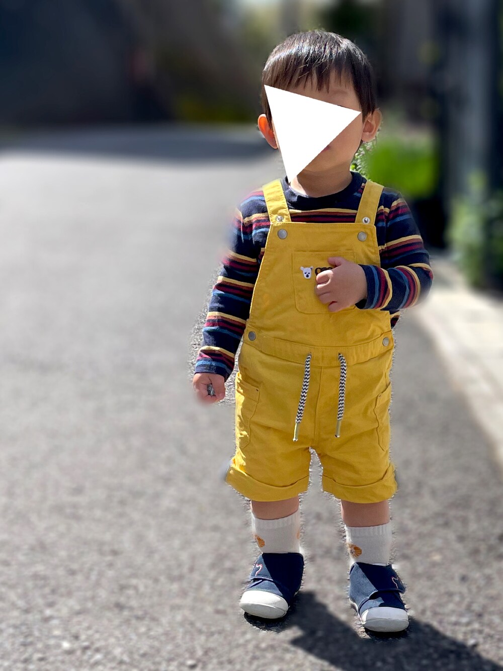 「休日スタイル、おとこのこ、キッズファッション、むすこーで、1歳、1歳7ヶ月、GAP、OKAIDI、サロペット、オーバーオール、しまむら、ミキハウス、イエロー、ボーダートップス、１歳男の子」｜「OKAIDIのアイテム（サロペット/オーバーオール、イエロー系）」を使った、𝚖𝚒𝚣𝚞☻︎　  さん（キッズ・70cm）の春コーディネートの1枚目の写真