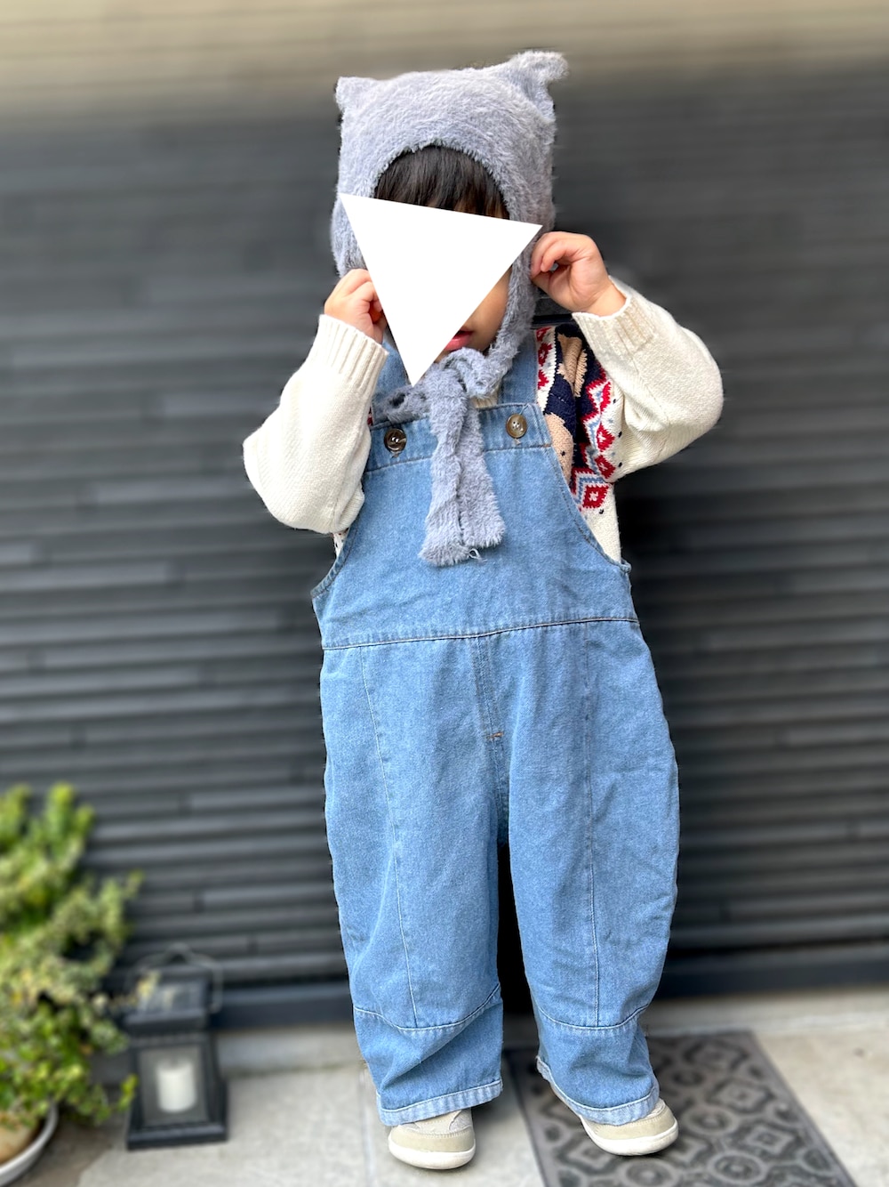 「キッズファッション、キッズコーデ、サロペット、男の子ファッション、おとこのこーで、男の子コーデ、むすこーで、2歳、2歳6ヶ月、2歳半、オーバーオール、ボンネット、Combi mini、韓国子供服、2歳男の子」｜「IFMEのBABY｜ifme patto 脱ぎ履き簡単 軽量スニーカーB（スニーカー、ベージュ系）」を使った、𝚖𝚒𝚣𝚞☻︎　  さん（キッズ・80cm）の春コーディネートの1枚目の写真