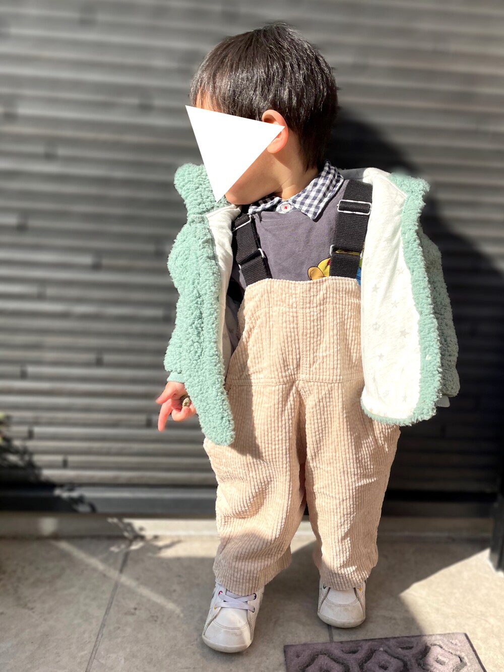 「キッズコーデ、キッズファッション、おとこのこスタイル、男の子、1歳、1歳5ヶ月、１歳男の子、男の子ベビー、ベビーコーデ、BREEZE、BABYDOLL、サロペット、ポンチョ、ZARA、恐竜」｜「CONVERSEのCONVERSE MINI INCHSTAR W/N / コンバース ミニ インチスター W/N（スニーカー、ホワイト系）」を使った、𝚖𝚒𝚣𝚞☻︎　  さん（キッズ・70cm）の冬コーディネートの1枚目の写真