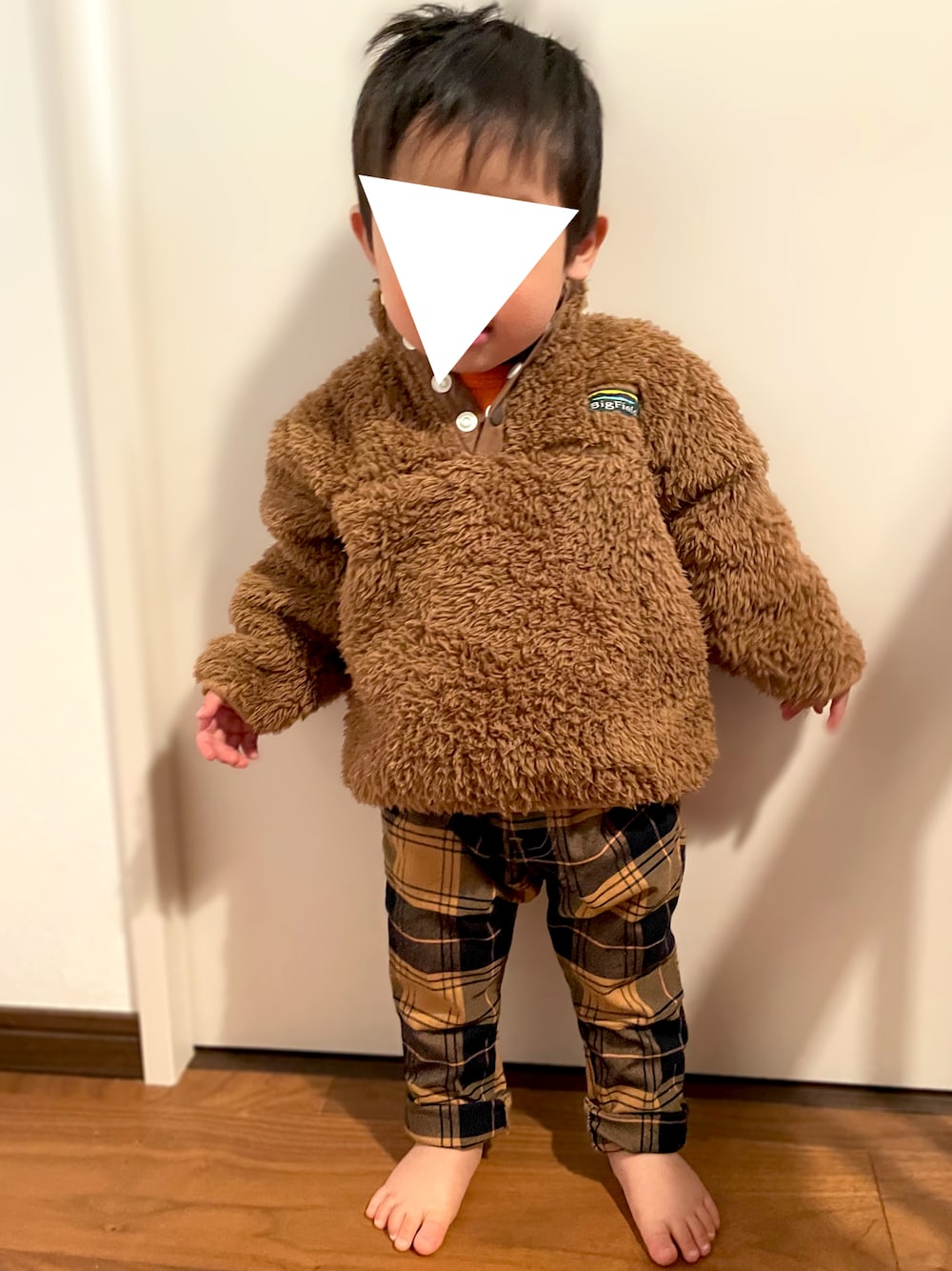 「キッズコーデ、男の子ファッション、男の子コーデ、男の子、1歳、1歳5ヶ月、１歳男の子、男の子ベビー、ベビーコーデ、チェックパンツ、big field、BREEZE、ホットビスケッツ、ボア、福袋」｜「BREEZEのらくらくスキニーパンツ（その他パンツ、イエロー系）」を使った、𝚖𝚒𝚣𝚞☻︎　  さん（キッズ・70cm）の冬コーディネートの1枚目の写真