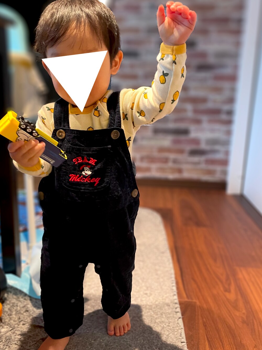 「韓国子供服、赤ちゃんコーデ、韓国服、1歳、1歳3ヶ月、男の子ベビー、ベビーコーデ、１歳男の子、オーバーオール、サロペット、レモン柄、むすこーで、petit main、ミッキー、男の子コーデ」｜「petit mainのアイテム（サロペット/オーバーオール、ブラック系）」を使った、𝚖𝚒𝚣𝚞☻︎　  さん（キッズ・70cm）の冬コーディネートの1枚目の写真