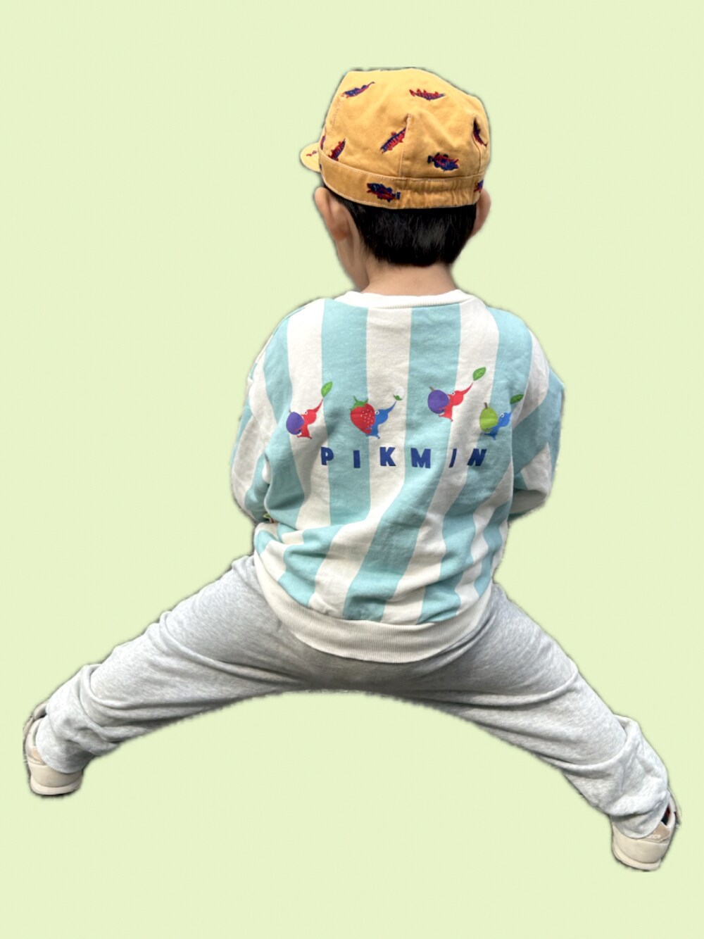 「キッズファッション、むすこーで、こどもコーデ、キッズ、男の子、キャップ、キッズコーデ、3歳、3歳男の子、3歳6ヶ月、ピクミン、BREEZE、スウェットパンツ、junk store、男の子コーデ」｜「BREEZEの【ピクミン】カラフルトレーナー（スウェット、ブルー系）」を使った、𝚖𝚒𝚣𝚞☻︎　  さん（キッズ・90cm）の春コーディネートの1枚目の写真