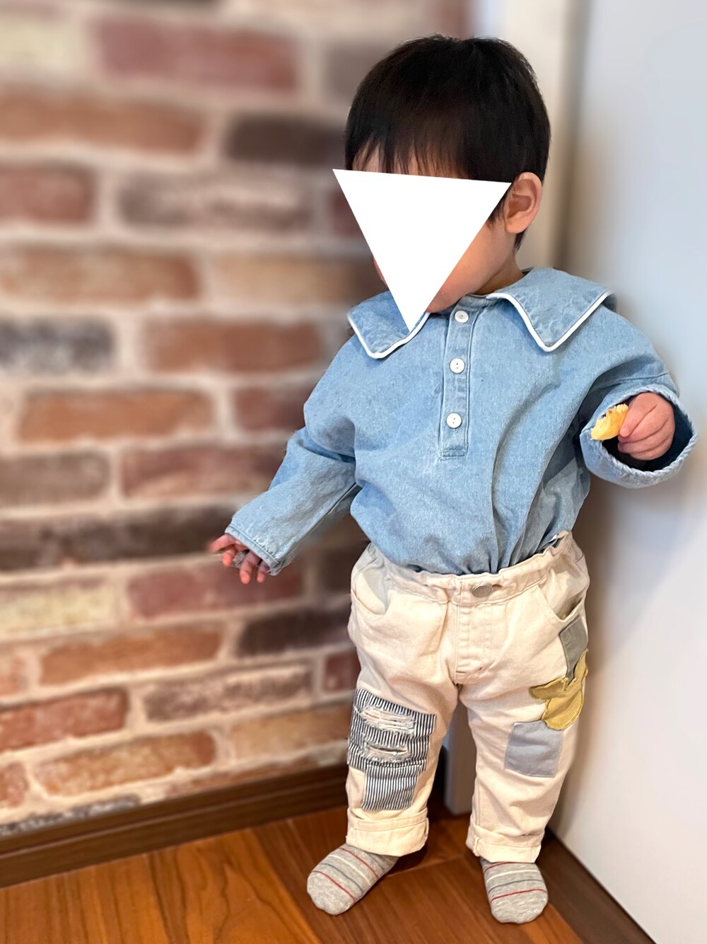 「1歳、1歳5ヶ月、１歳男の子、おとこのこ、男の子ベビー、ベビーコーデ、保育園コーデ、保育園、バースデイ、disney、BREEZE、むすこーで、デニム、デニムシャツ、ホワイトデニム」｜「Disneyのディズニーキャラクター パンツ（その他パンツ、ホワイト系）」を使った、𝚖𝚒𝚣𝚞☻︎　  さん（キッズ・70cm）の冬コーディネートの1枚目の写真
