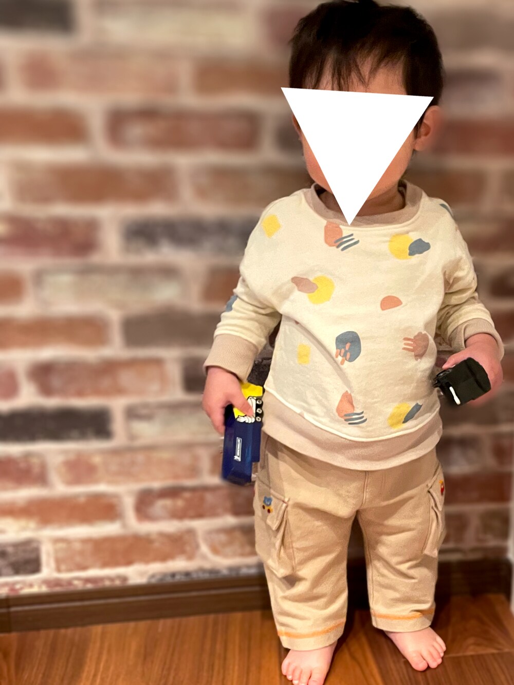 「男の子コーデ、西松屋、おとこのこ、1歳、男の子、1歳3ヶ月、保育園コーデ、保育園、シンプルコーデ、古着、ホットビスケッツ、ワントーンコーデ、ベビーコーデ、男の子ベビー、１歳男の子」｜「西松屋のアイテム（スウェット、ベージュ系）」を使った、𝚖𝚒𝚣𝚞☻︎　  さん（キッズ・70cm）の冬コーディネートの1枚目の写真