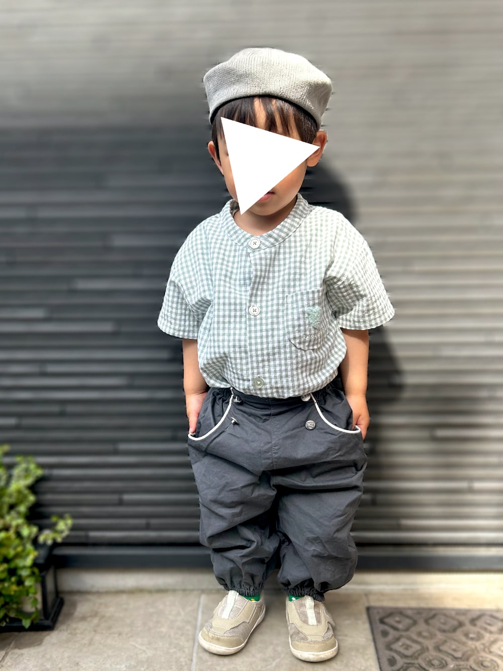 「シャツスタイル、プチプラ、春色、2歳、2歳7ヶ月、2歳男の子、むすこーで、シンプルコーデ、バースデイ、おとこのこ、チェックシャツ、ベレー帽、cottoli」｜「Ampersandの/サーモベレー（ハンチング/ベレー帽、グレー系）」を使った、𝚖𝚒𝚣𝚞☻︎　  さん（キッズ・80cm）の春コーディネートの1枚目の写真