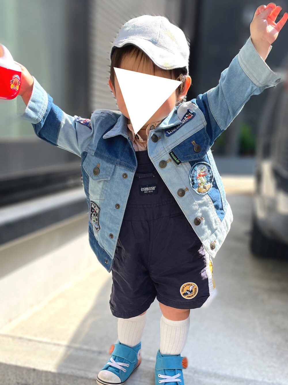 「休日スタイル、春服みてみて、コンバース、古着MIX、サロペット、デニムジャケット、おとこのこ、スポーツミックス、1歳7ヶ月、１歳男の子、ジェラート　ピケ(gelato pique)、OSHKOSH、アデリアレトロ、クレードスコープ、1歳」｜「gelato piqueのアイテム（キャップ、ホワイト系）」を使った、𝚖𝚒𝚣𝚞☻︎　  さん（キッズ・70cm）の春コーディネートの1枚目の写真