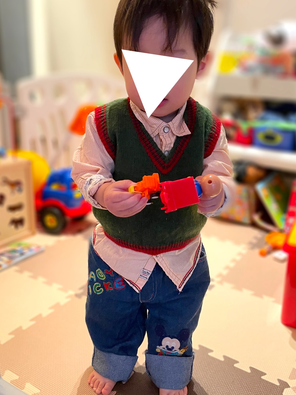 「キッズファッション、秋冬コーデ、男の子コーデ、男の子、むすこーで、1歳、1歳3ヶ月、男の子ベビー、ベビーコーデ、１歳男の子、ニットベスト、おさがり、used、トミーヒルフィガー、シャツ」｜「usedのアイテム（デニムパンツ、ブルー系）」を使った、𝚖𝚒𝚣𝚞☻︎　  さん（キッズ・70cm）の冬コーディネートの1枚目の写真