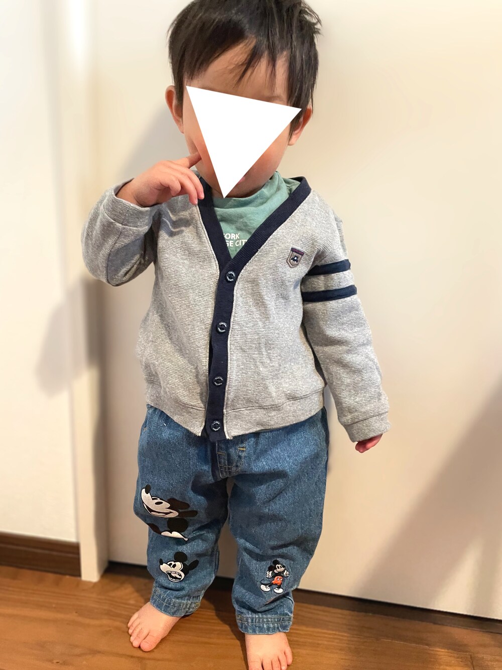 「男の子コーデ、キッズコーデ、男の子、おとこのこ、デニムパンツ、ミッキー、男の子ベビー、一歳半、１歳男の子、1歳、1歳半、1歳6ヶ月、familiar、BREEZE、西松屋」｜「Disneyのディズニーキャラクター デニムパンツ（その他パンツ、ブルー系）」を使った、𝚖𝚒𝚣𝚞☻︎　  さん（キッズ・70cm）の冬コーディネートの1枚目の写真