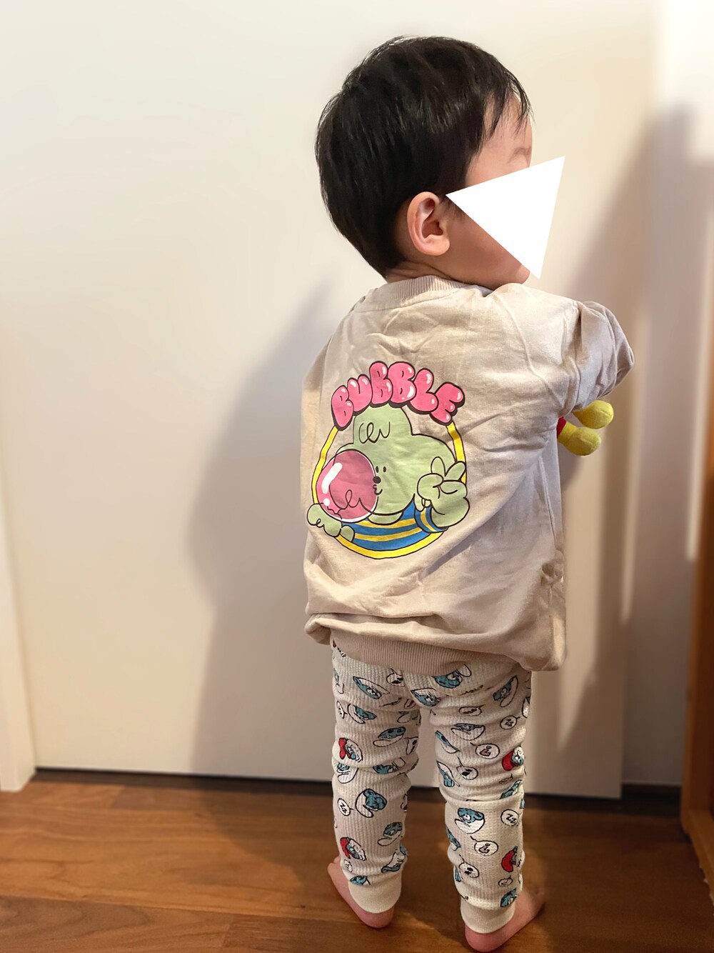 「レギンス、ビッグシルエット、保育園コーデ、1歳、1歳2ヶ月、保育園、男の子ベビー、ベビーコーデ、韓国子供服、PIMPOLLO、スマーフ、markey's、マーキーズ、スウェット×レギンス、1歳児」｜「MARKEY'Sの【The Smurfs/スマーフ】ワッフル総柄パンツ（80～130cm）（その他パンツ、ホワイト系）」を使った、𝚖𝚒𝚣𝚞☻︎　  さん（キッズ・70cm）の秋コーディネートの1枚目の写真