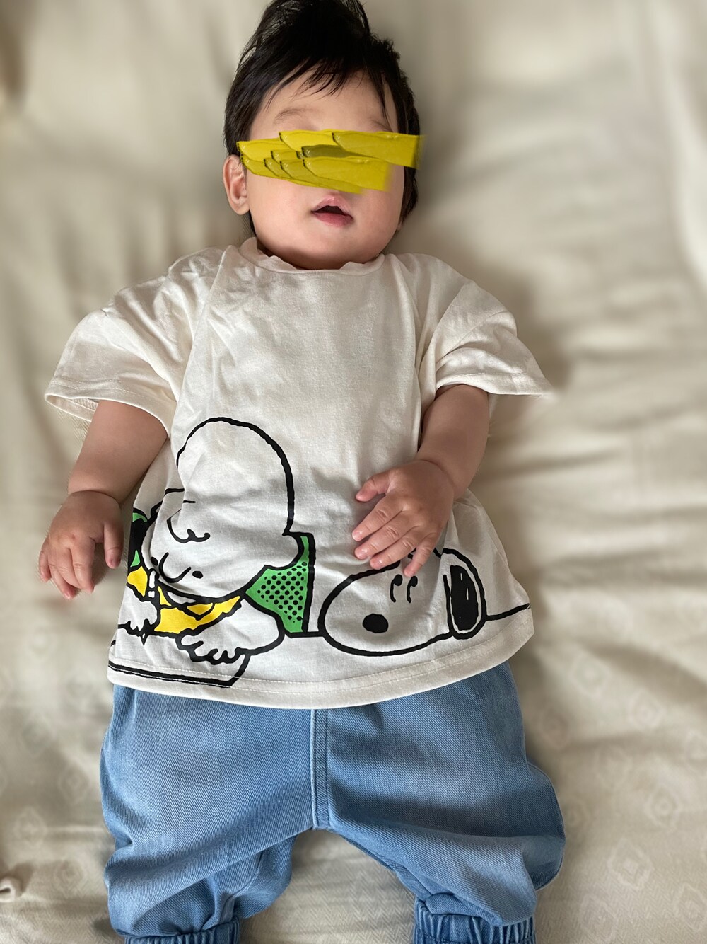 「ベビーコーデ、生後８ヶ月、おとこのこーで、保育園コーデ、ピーナッツ(PEANUTS)」｜「西松屋のアイテム（Tシャツ/カットソー、ホワイト系）」を使った、𝚖𝚒𝚣𝚞☻︎　  さん（キッズ・70cm）の春コーディネートの1枚目の写真