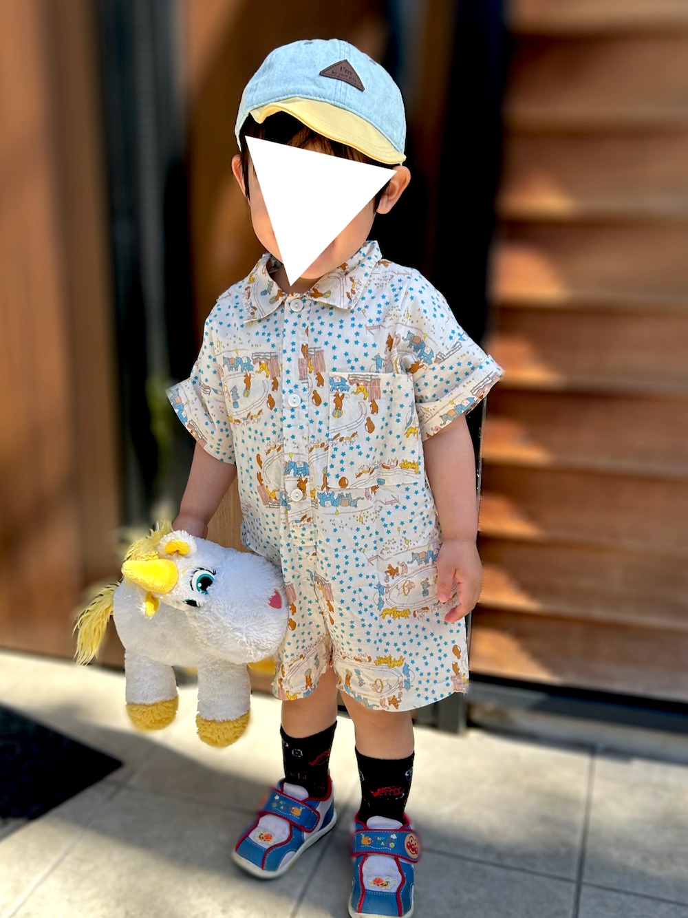 「男の子、むすこーで、韓国子供服、キッズファッション、休日スタイル、男の子コーデ、2歳、2歳8ヶ月、2歳男の子、オールインワン、つなぎ、キャップ、tutuanna、柄シャツ」｜「韓国子供服のアイテム（つなぎ/オールインワン、その他）」を使った、𝚖𝚒𝚣𝚞☻︎　  さん（キッズ・80cm）の春コーディネートの1枚目の写真