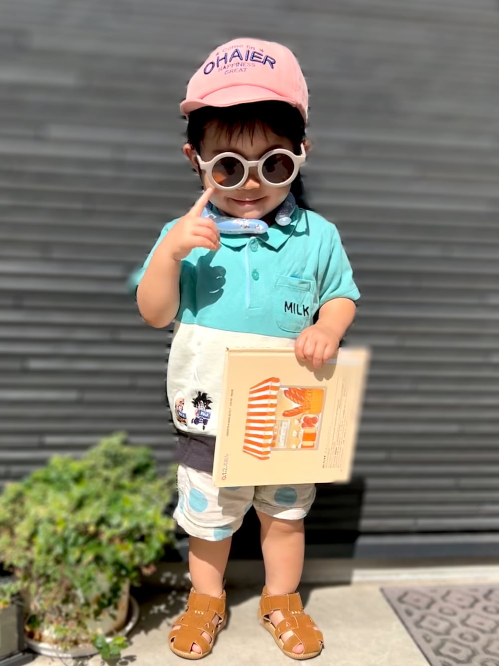 「アツいコーデ全部見せ、夏コーデ、むすこーで、男の子、キッズコーデ、むすこふく、おとこのこ、サングラス、サンダル、1歳、1歳11ヶ月、１歳男の子、グラニフ、ポロシャツ、BREEZE」｜「韓国子供服のアイテム（キャップ、ピンク系）」を使った、𝚖𝚒𝚣𝚞☻︎　  さん（キッズ・80cm）の夏コーディネートの1枚目の写真