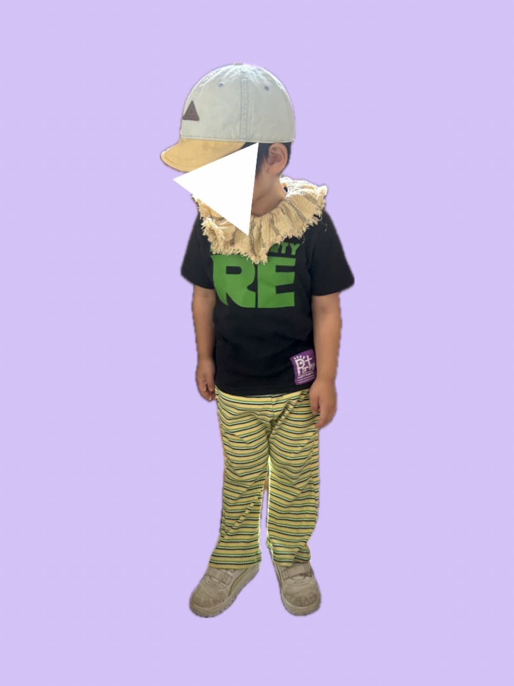 ブラック系のTシャツ/カットソー、イエロー系のパンツ、イエロー系のキャップを着用したキッズの秋コーディネートの1枚目の写真