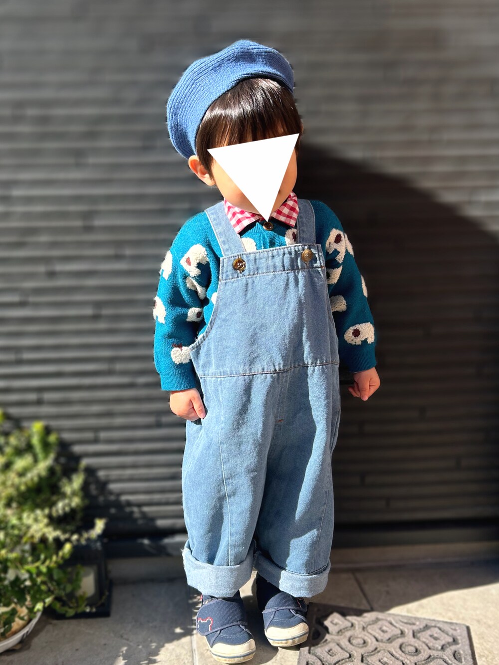 「冬を彩る色いろコーデ、ニット帽、韓国子供服、キッズファッション、ベレー帽、チェック、2歳、2歳5ヶ月、2歳男の子、男の子、オーバーオール、BREEZE、ブルー×レッド、チェックシャツ、BeBe」｜「韓国子供服のアイテム（ハンチング/ベレー帽、ブルー系）」を使った、𝚖𝚒𝚣𝚞☻︎　  さん（キッズ・80cm）の冬コーディネートの1枚目の写真
