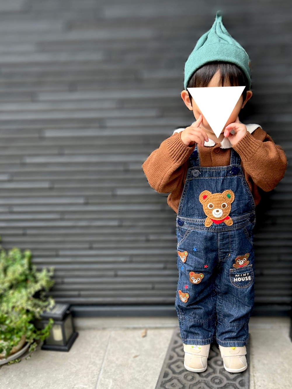 「ファッションを楽しもう、キッズコーデ、男の子ファッション、ニット帽、男の子、カーディガン、おとこのこ、むすこーで、2歳、2歳3ヶ月、2歳男の子、ミキハウス、オーバーオール、バースデイ、トンガリ帽子」｜「瞬足の瞬足 シュンソク 12-15 JB-098 いないいないばあっ！ SJB 0980 NATURAL（スニーカー、ベージュ系）」を使った、𝚖𝚒𝚣𝚞☻︎　  さん（キッズ・80cm）の秋コーディネートの1枚目の写真