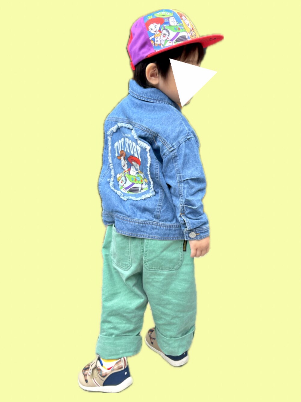 「むすこーで、保育園コーデ、男の子コーデ、おとこのこ、男の子、トイストーリー、デニムジャケット、キャップ、3歳、３歳２ヶ月、3歳男の子、ベビードール、しまむら、保育園、グリーンパンツ」｜「Disneyのディズニー トイ・ストーリー カラフルツイルキャップ 9211（キャップ、レッド系）」を使った、𝚖𝚒𝚣𝚞☻︎　  さん（キッズ・90cm）の秋コーディネートの1枚目の写真