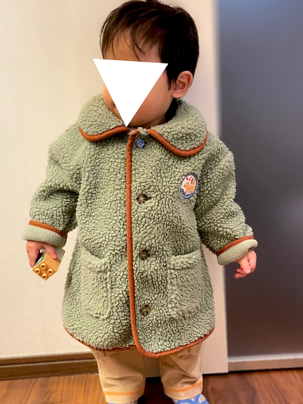 「1歳、1歳3ヶ月、韓国子供服、男の子ベビー、ベビーコーデ、１歳男の子、あったかコーデ、ボアジャケット、保育園コーデ、保育園、ホットビスケッツ、おとこのこ、むすこーで、モリーメリー」｜「HOT BISCUITSのアイテム（パンツ、ベージュ系）」を使った、𝚖𝚒𝚣𝚞☻︎　  さん（キッズ・70cm）の冬コーディネートの1枚目の写真