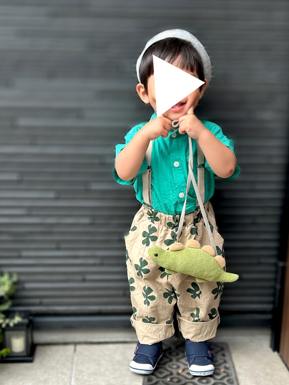 「ファッションを楽しもう、キッズファッション、男の子コーデ、2歳、2歳2ヶ月、花柄パンツ、ベレー帽、2歳男の子、BREEZE、aimoha(aimoha)、韓国子供服、恐竜、グリーン、プチプラ、ポシェット」｜「MIKI HOUSEのセカンドベビーシューズ（スニーカー、ブルー系）」を使った、𝚖𝚒𝚣𝚞☻︎　  さん（キッズ・80cm）の秋コーディネートの1枚目の写真