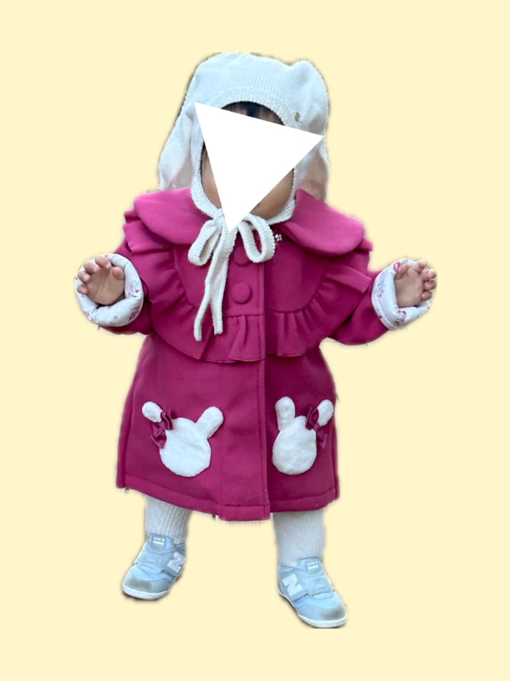 レッド系のその他アウター、ブルー系のスニーカー、ホワイト系のタイツ/ストッキングを着用したキッズの冬コーディネートの1枚目の写真