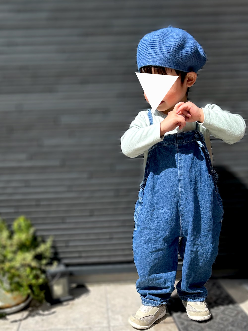 「お出かけコーデ、プチプラ、韓国子供服、休日スタイル、キッズファッション、おとこのこ、2歳、男の子、2歳7ヶ月、2歳男の子、ベレー帽、アカチャンホンポ、バースデイ、オーバーオール、トムとジェリー」｜「IFMEのBABY｜ifme patto 脱ぎ履き簡単 軽量スニーカーB（スニーカー、ベージュ系）」を使った、𝚖𝚒𝚣𝚞☻︎　  さん（キッズ・80cm）の春コーディネートの1枚目の写真