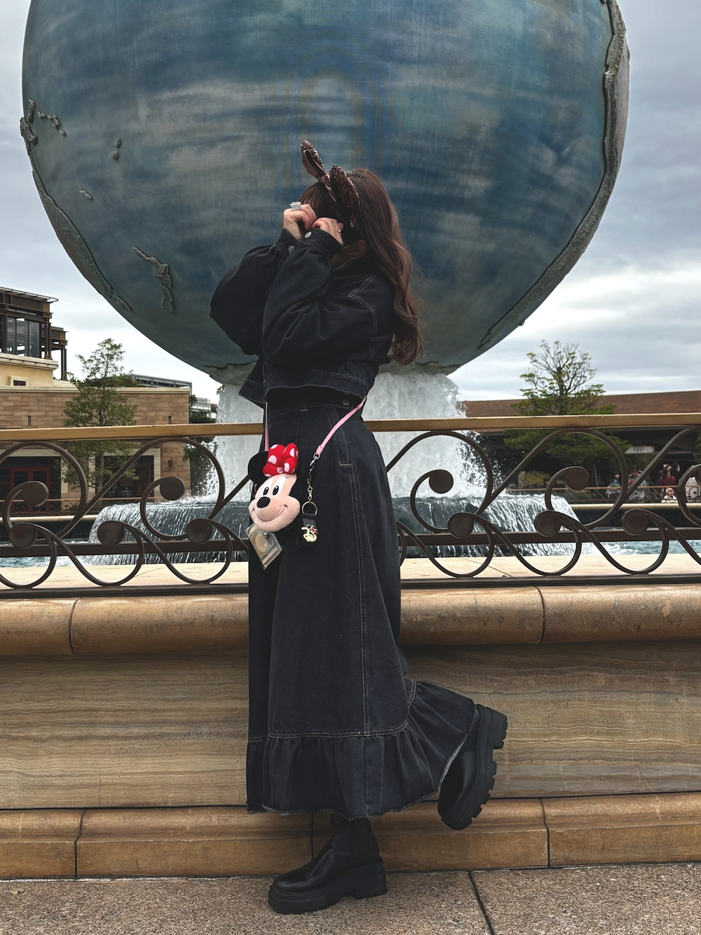 ホワイト系のブーツ、ブラック系のワンピースを着用したレディースの秋コーディネートの1枚目の写真