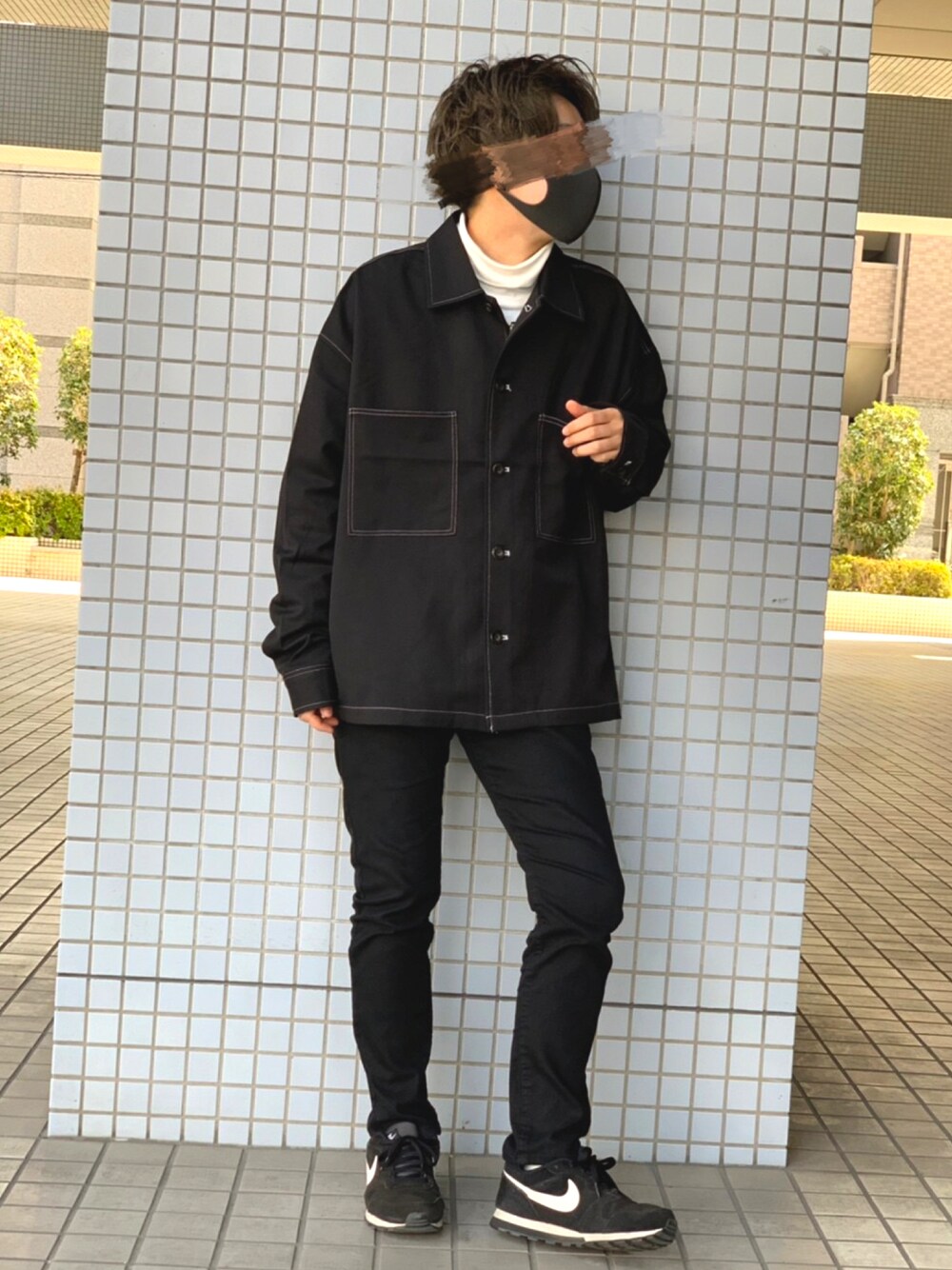 ブラック系のシャツ/ブラウス、ブルー系のスラックス、ブラック系のスニーカーを着用したメンズの春コーディネートの1枚目の写真