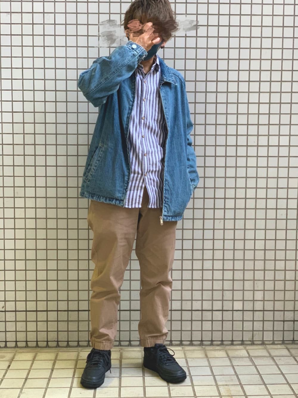 ベージュ系のパンツ、ブラック系のスニーカー、グレー系のシャツ/ブラウスを着用したメンズの春コーディネートの1枚目の写真