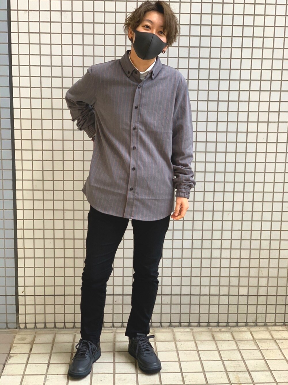 ブラック系のその他パンツ、ブラック系のスニーカー、グレー系のシャツ/ブラウスを着用したメンズの春コーディネートの1枚目の写真